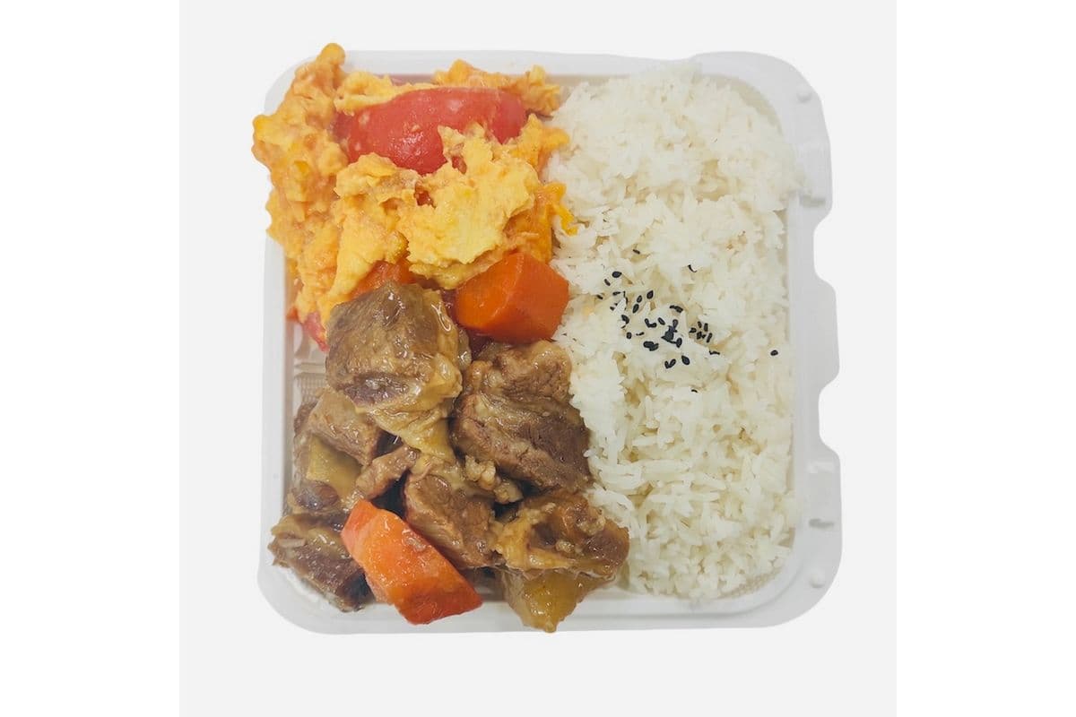 h. Scrambled Eggs with Tomatoes and Spicy Beef Brisket with Carrot