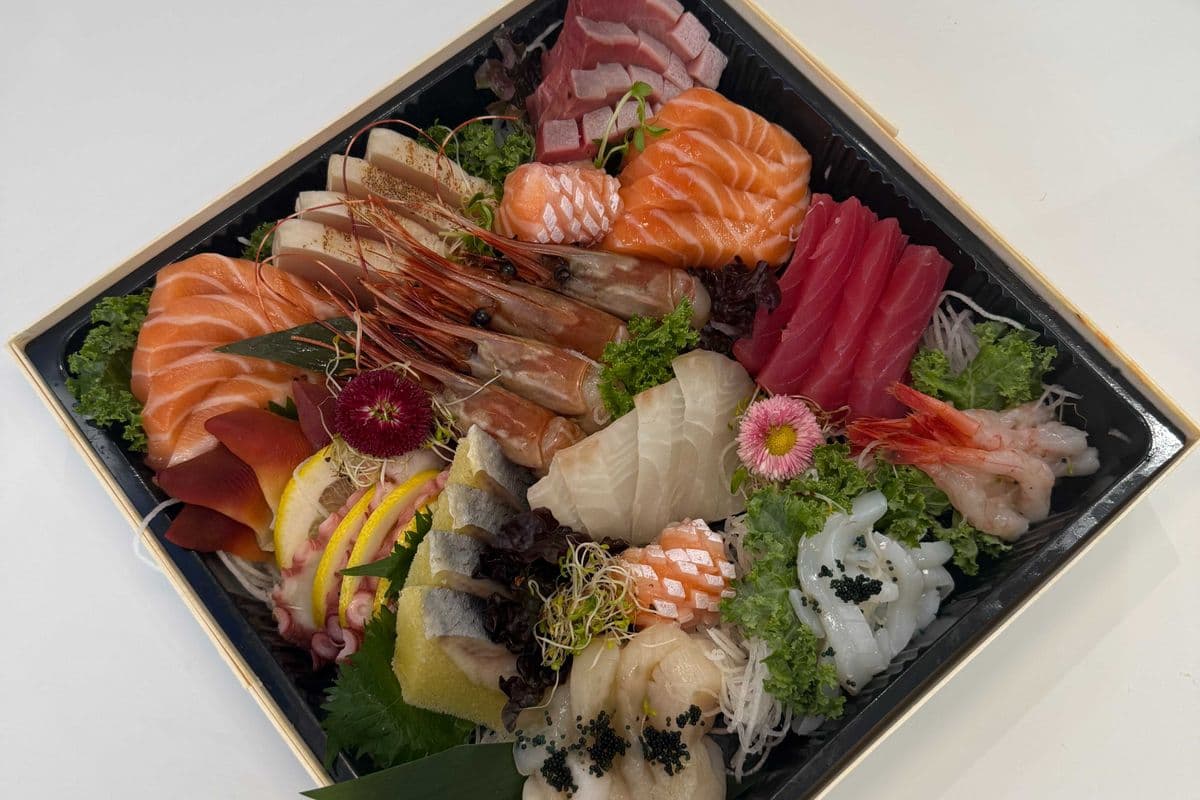 P11. Assorted Sashimi (50 pcs) 刺身拼盤