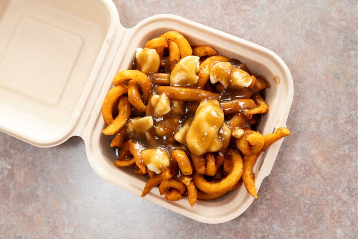 Curly fries poutine