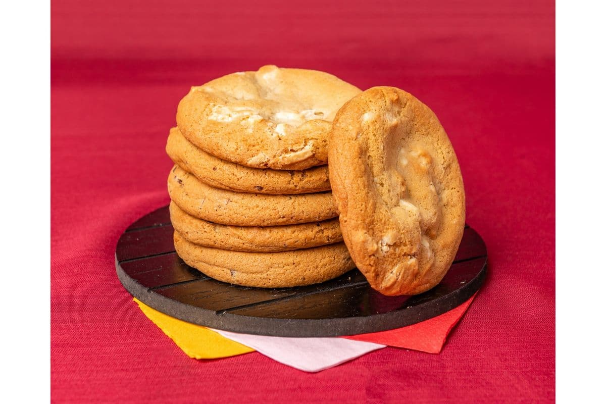 Macadamia White Chocolate Cookie