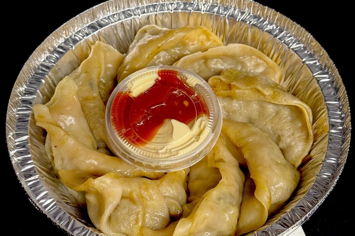 Steamed Veg Momos (8 pcs)