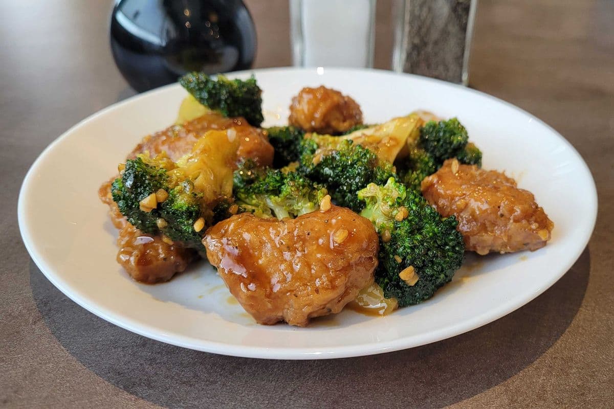 Vegan Chicken w/ Broccoli (16 oz.)