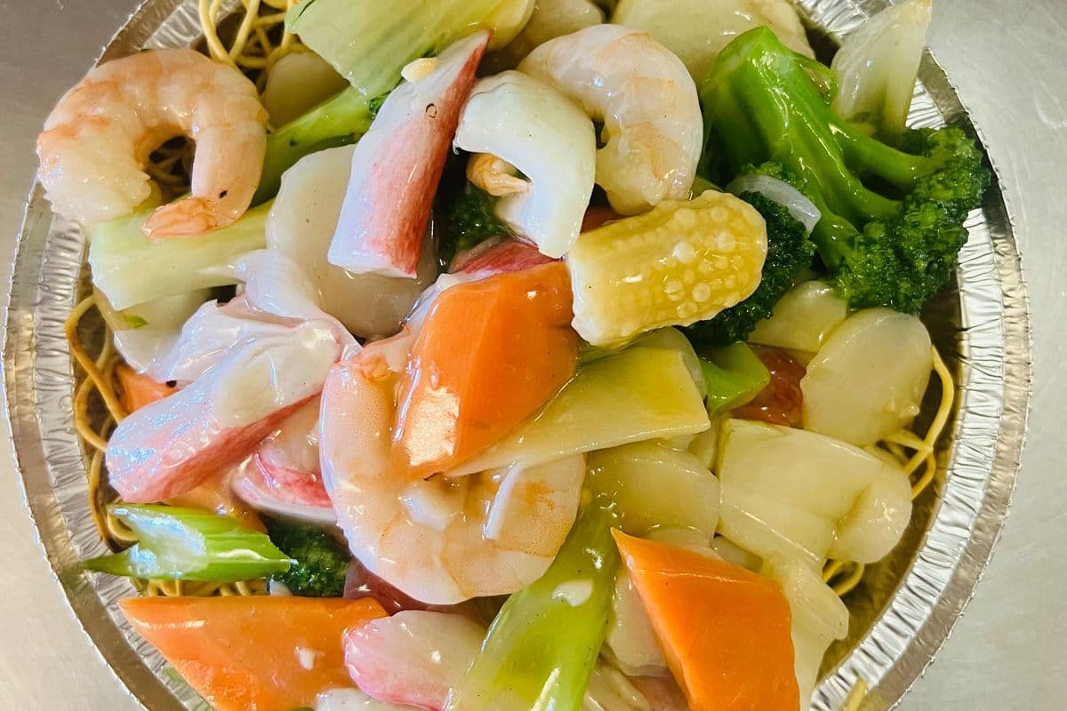 Seafood Cantonese Chow Mein 海鲜广东炒面