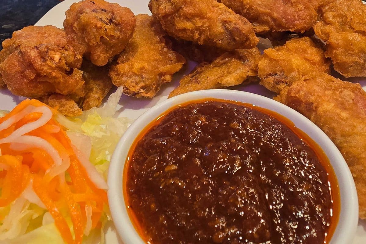 A10 Fried Chicken Wings w/ Spicy Thai Sauce (cánh gà chiên thái)