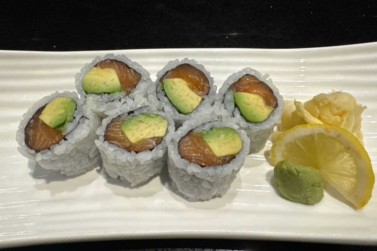 Salmon Avocado Maki (6 pcs)