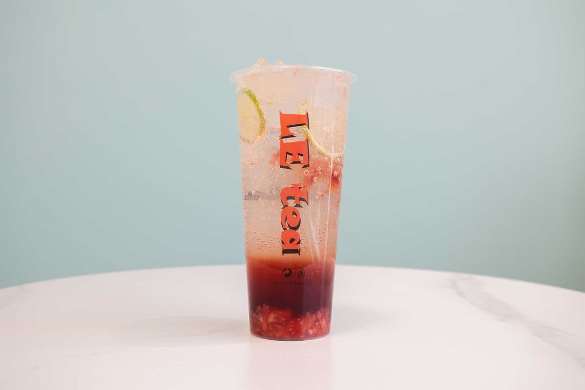 D1. Large Strawberry and Lime Soda (700 ml)