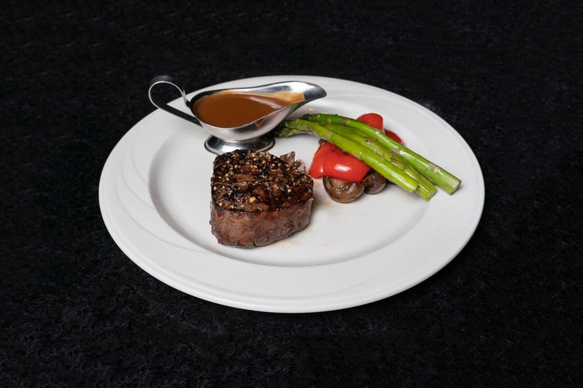 Filet mignon (8 oz) et queue de homard (6 oz) / Filet Mignon (8 oz) and Lobster Tail (6 oz)