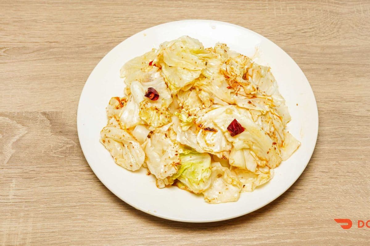 C01 Stir-Fried Cabbage with Chili 火爆高丽菜