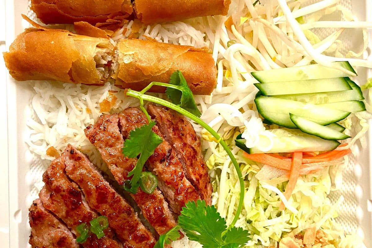 22 Pork Patty and Spring Roll - Bún nem nướng chả giò