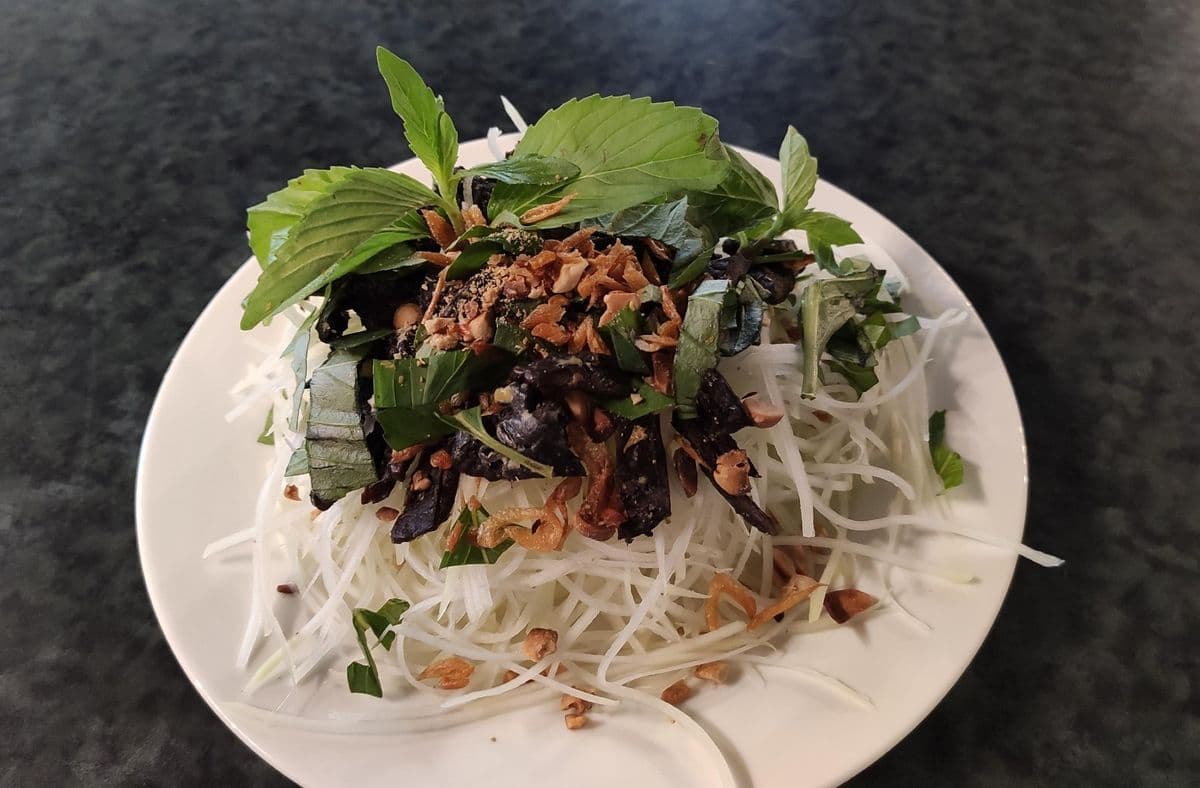 5. Green Papaya Salad with Dried Beef (Gỏi đu đủ Khô Bò)