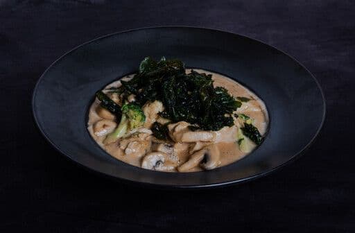 Poulet sauté aux arachides / Sautéed Chicken Specialty