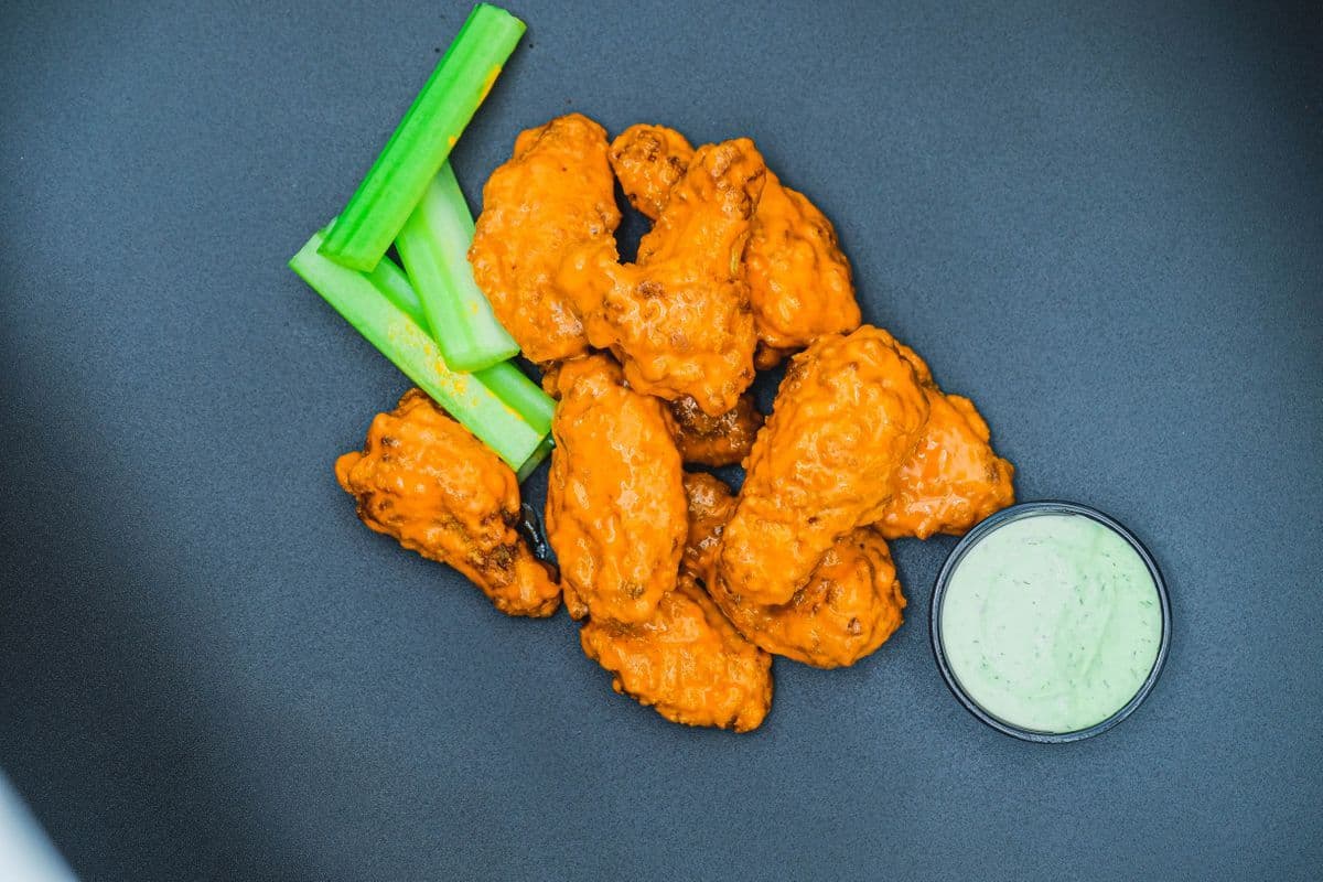 Famous Buffalo Wings (10 pcs)