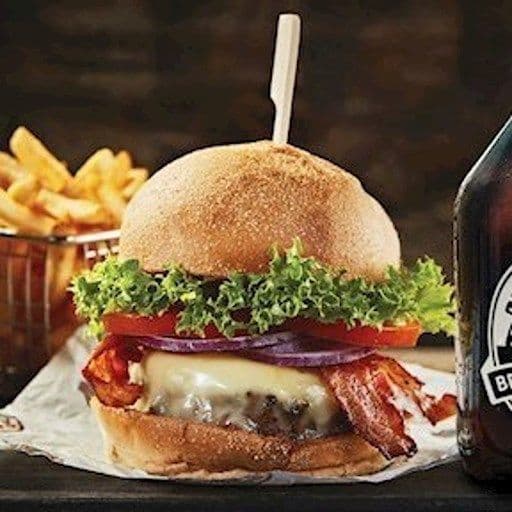 1 burger ou 1 sandwich  + 1 Howler (946 ml) / Combo - 1 burger or sandwich + 1 Howler (946ml)