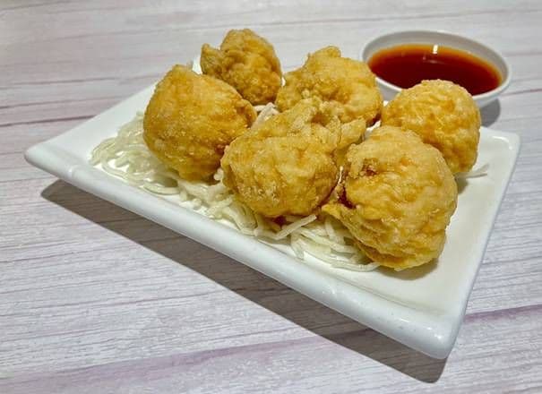 Deep Fried Prawn Wontons with Sweet & Sour Sauce / 酥炸鮮蝦雲吞