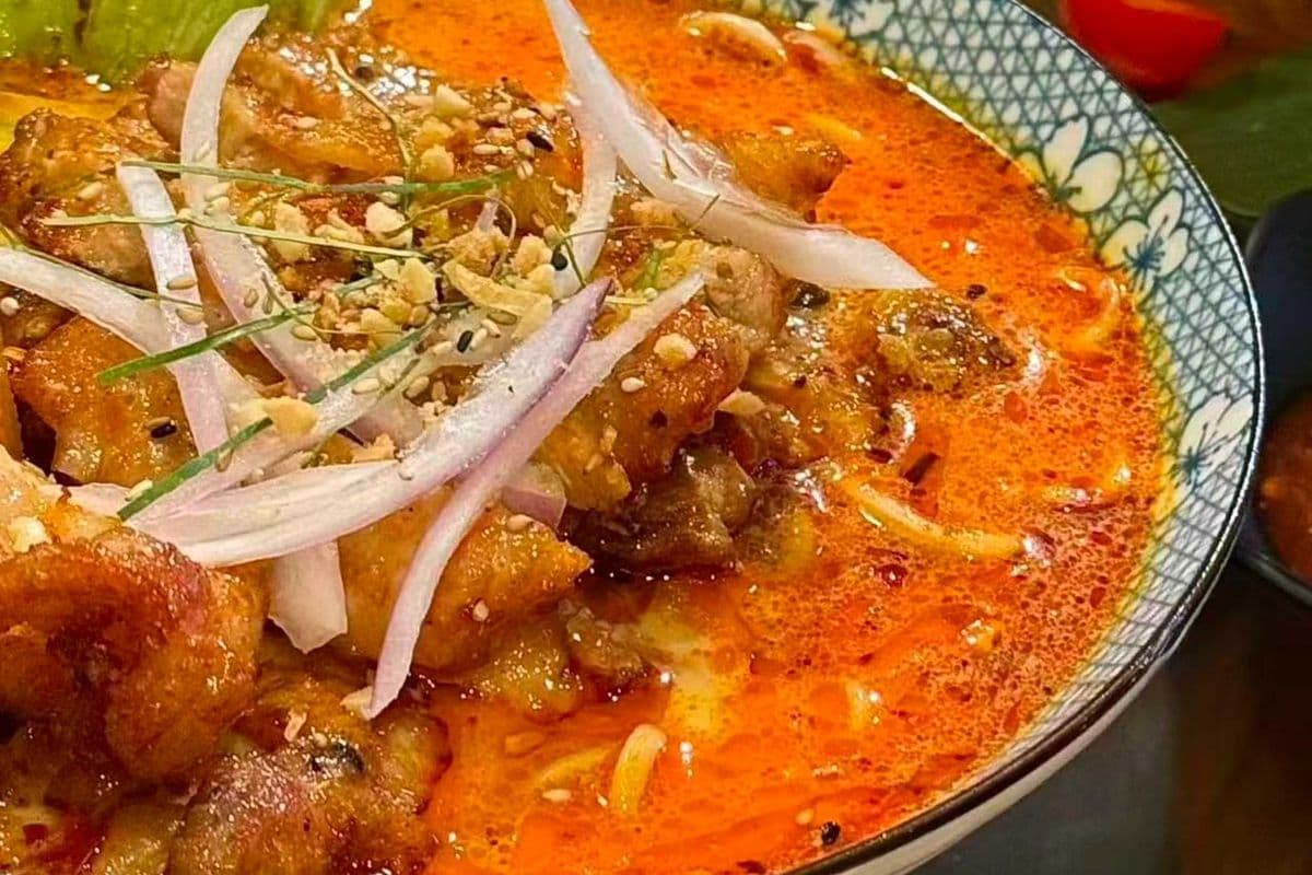 Singapore Laksa Rice Noodles with Crispy Chicken Cutlet + Half French Toast 南洋风味大鸡排laksa米线 + 半份西多士