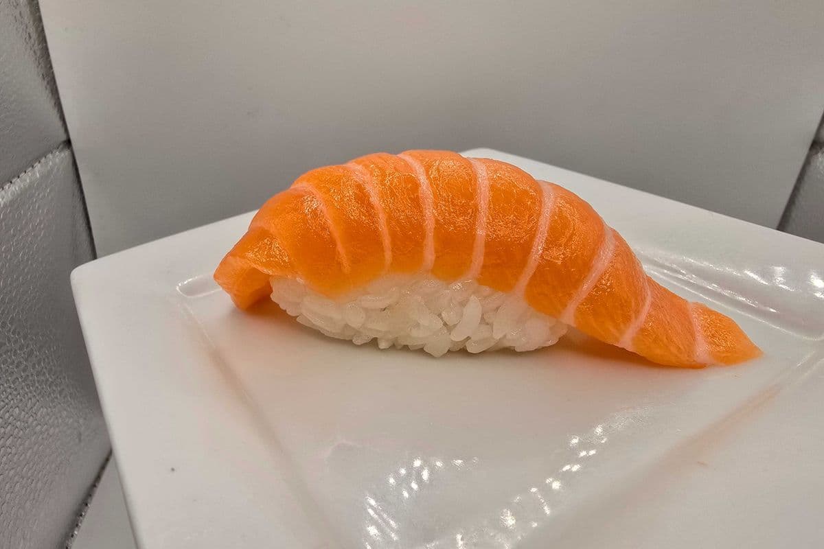Salmon Nigiri (1 pcs)