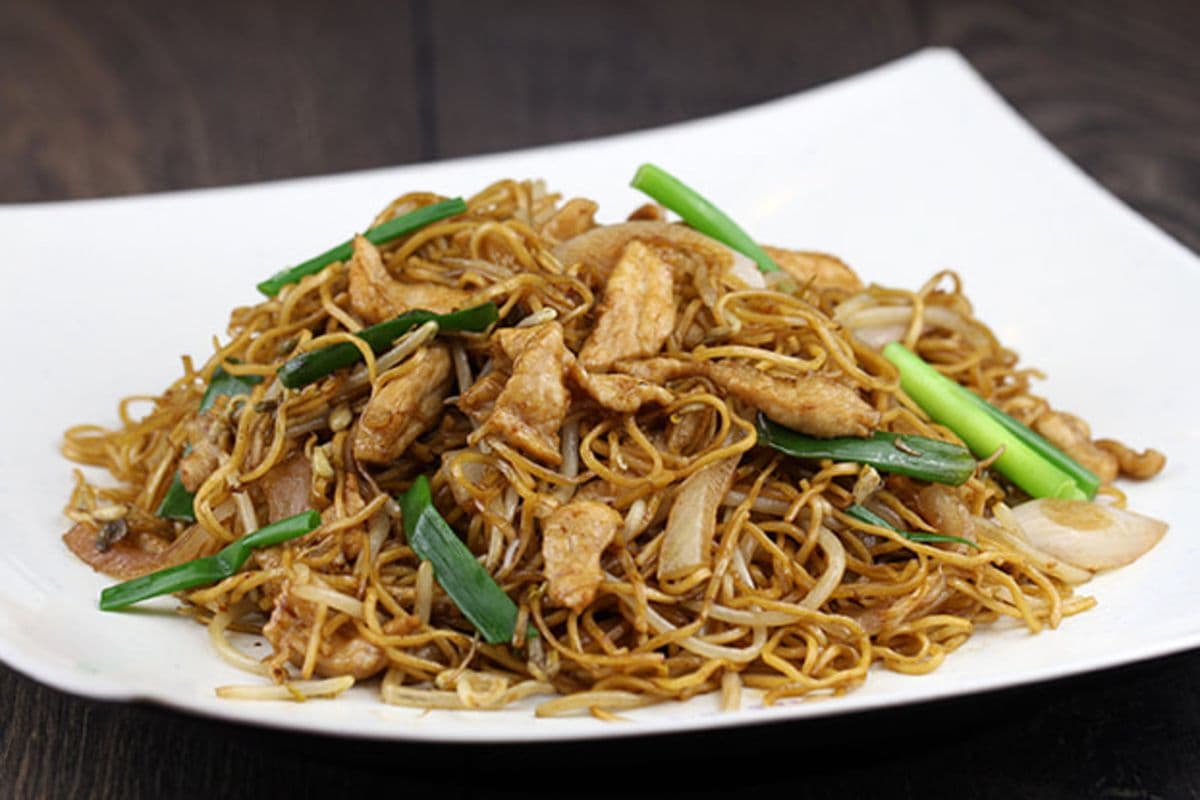 D13. Stir-Fried Noodles with Shredded Pork and Bean Sprouts