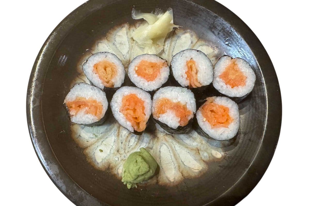 C28) Smoke Salmon Roll (8pcs)