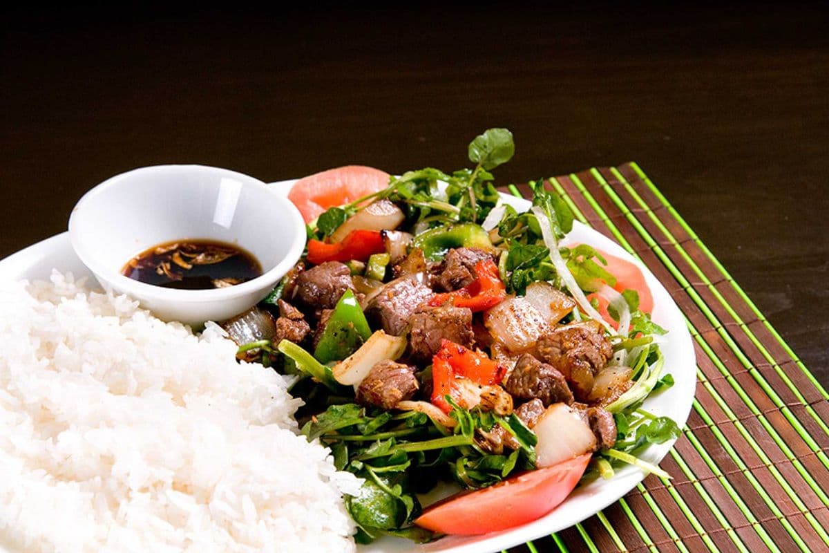75. Stir Fried Tenderloin Diced Beef with Onions and Bell