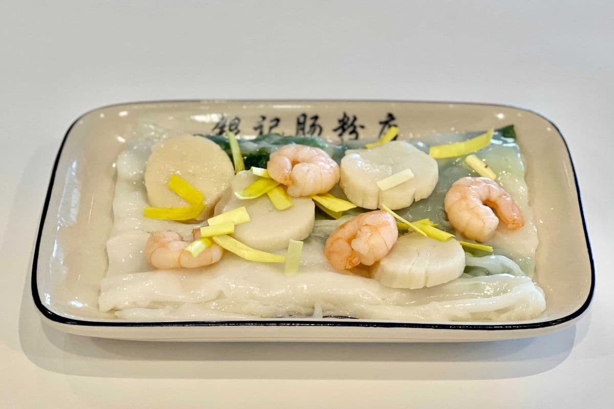 R23. Shrimp and Scallop with Chives Rice Roll