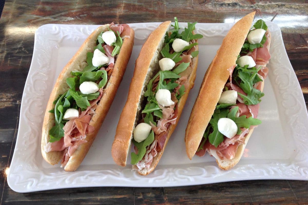 Sandwich de proscuitto avec boccocini et salade / Proscuitto with Boccocini and Salad Sandwich
