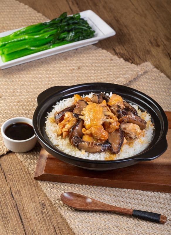 F2. Chicken and Chinese Mushroom with Rice in Hot Pot