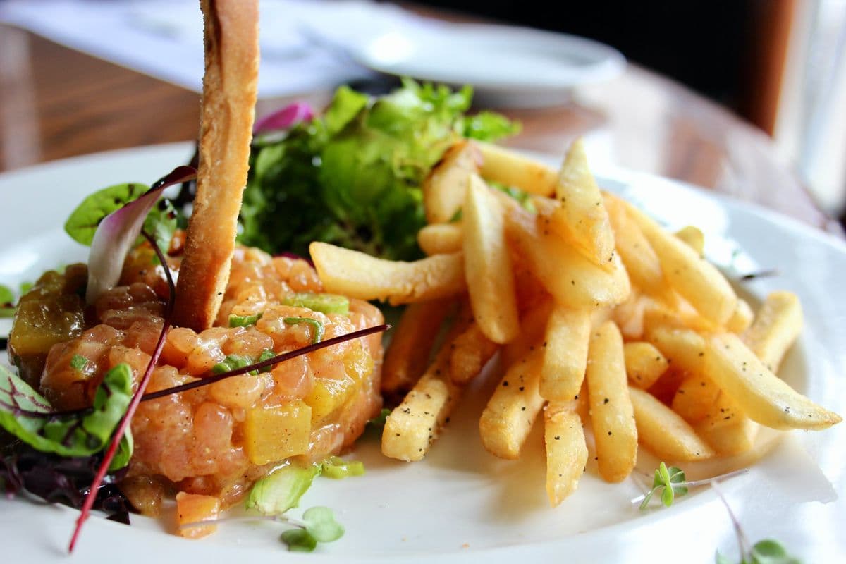 Tartare de saumon et ses complice / Salmon tartare and its accomplices