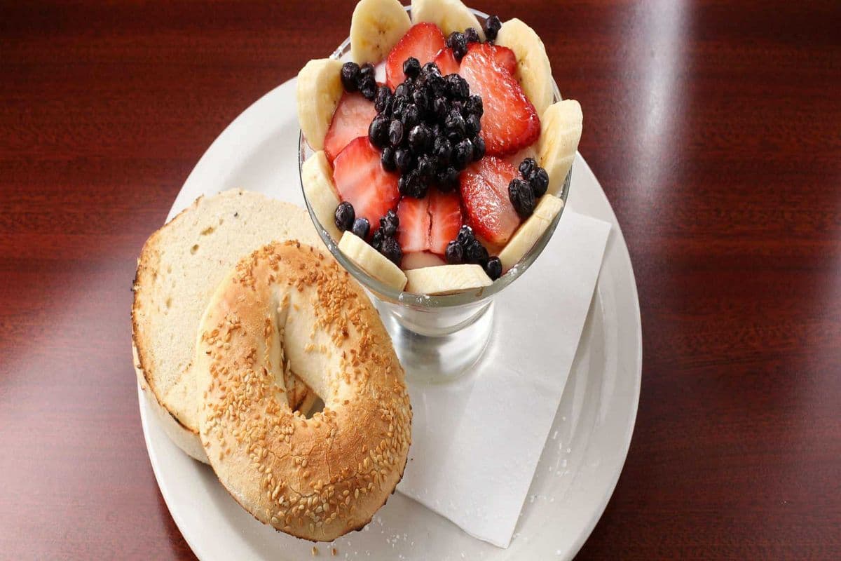 Yogourt aux fruits et bagel