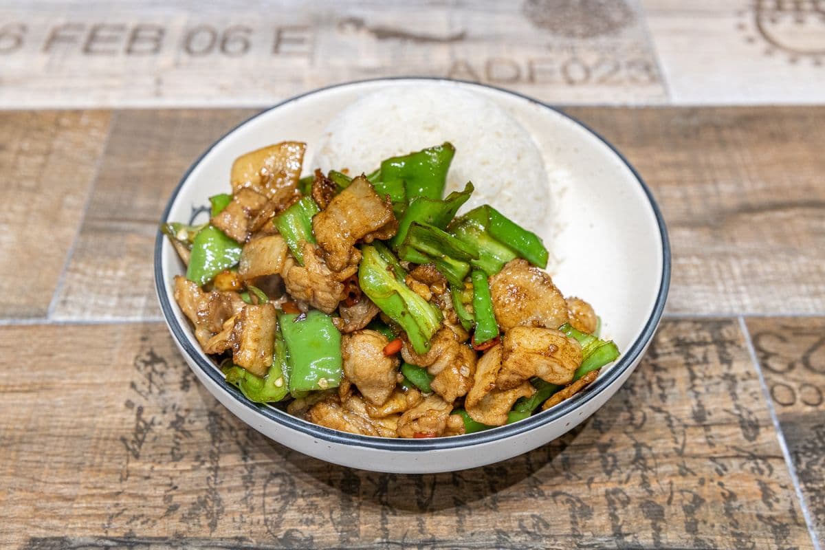 农家小炒肉盖饭(辣)Stir Fried Pork and Green Pepper Rice Bowl (Spicy)