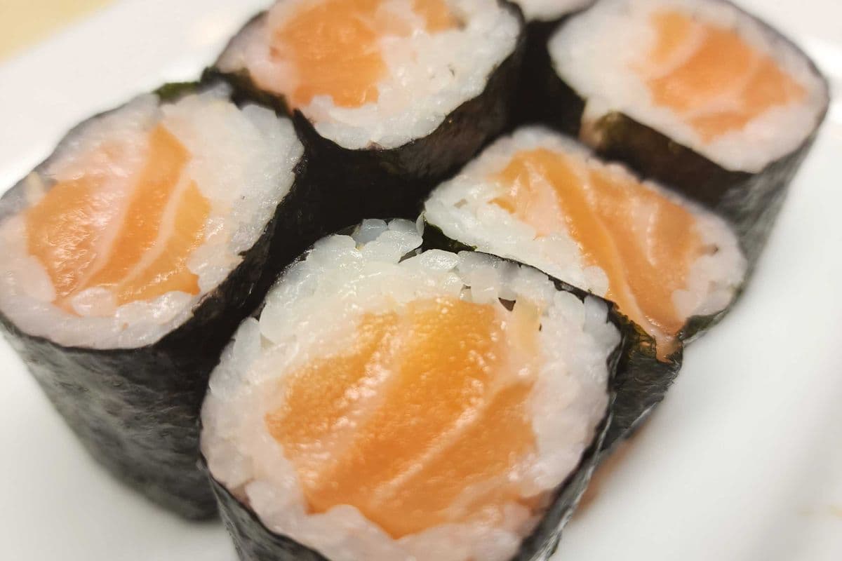 Salmon Roll (6pcs)