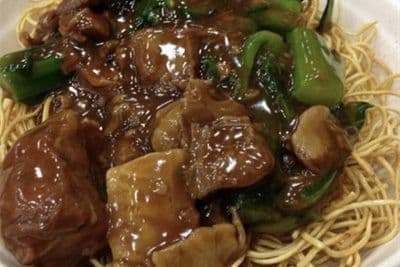 F06. Beef Brisket with Seasonal Vegetable Fried Noodle 时菜牛腩炒面