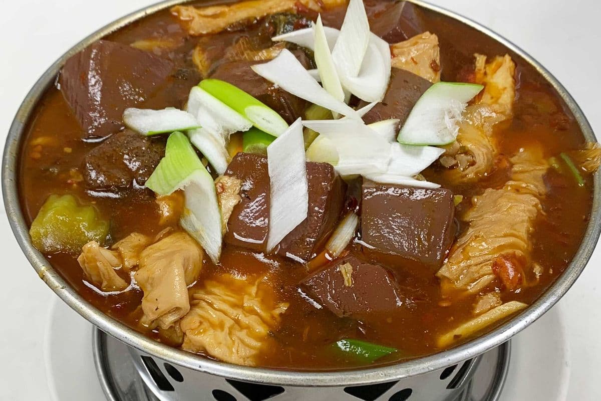 Stewed Pig intestine , Pig Blood & Tofu in Gongbao Sauce /五更腸旺