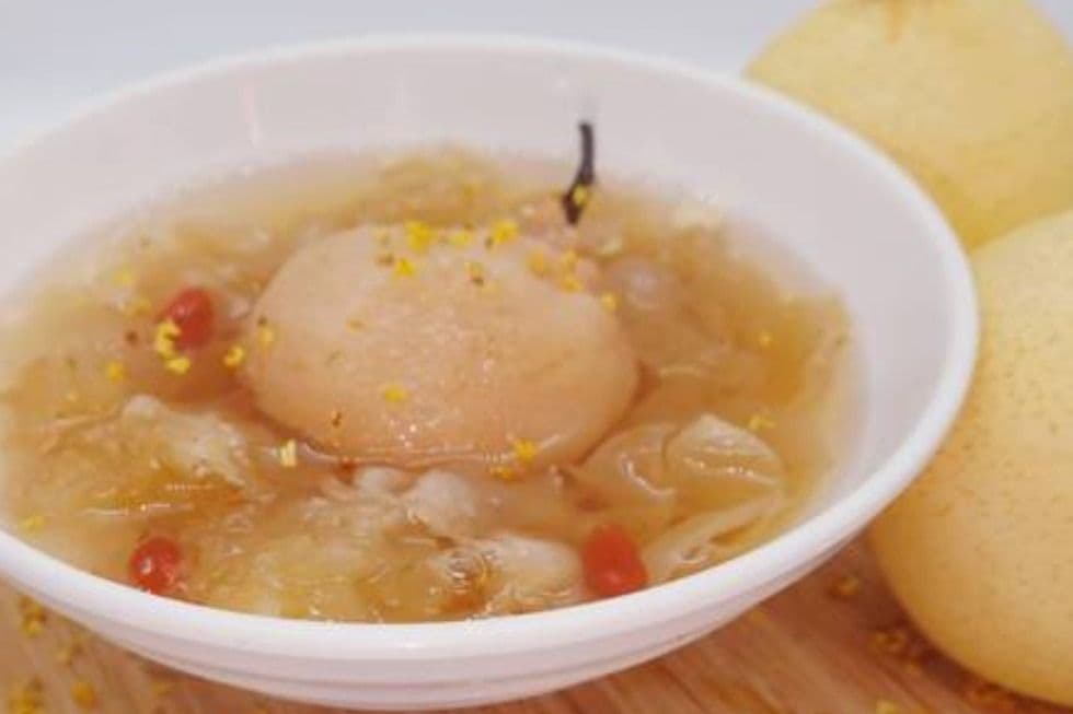 P6. Peach Gum Stewed Pear 桃膠杞子桂花雪耳燉原梨
