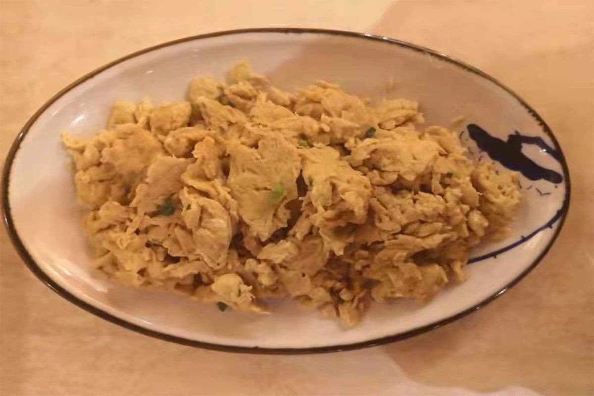D22. Oeufs brouillés à la pâte de crevettes/Scrambled Eggs with Shrimp Paste/虾酱炒鸡蛋