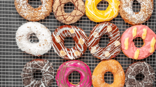 Une douzaine de beignes assorties / One Dozen Assorted Doughnuts