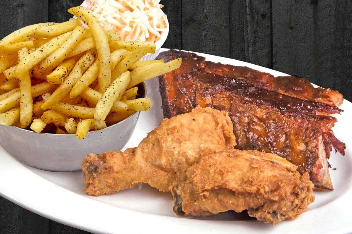Une demie côtes de dos avec de poulet frit (2 mcx) / A Half Baby Back Ribs with Fried Chicken (2 pcs)