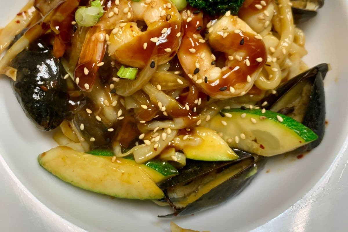 NE02 Yaki Udon StirFry - Served with Miso Soup