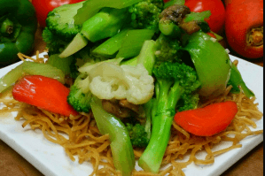 Chicken with Mix Vegetable on Chow Mein 鸡肉什菜脆面
