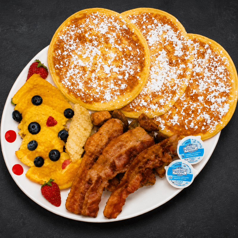 Trois (3) crêpes ou (3) pains dorés et une (1) viande / Three (3) pancakes or (3) French toast and one (1) meat