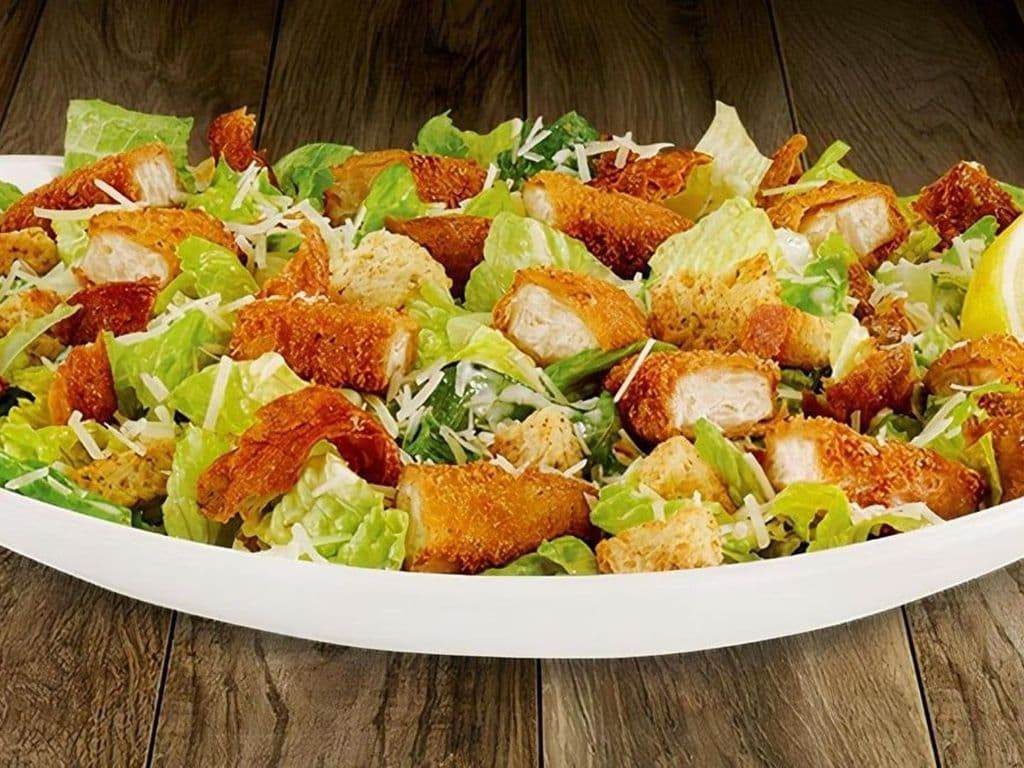 Salade César St-Hubert avec lanières végé croustillantes / St-Hubert Caesar salad with crispy veggie s
