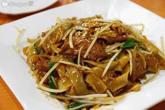 Pan-Fried Rice Noodle with Beef (干炒牛河)