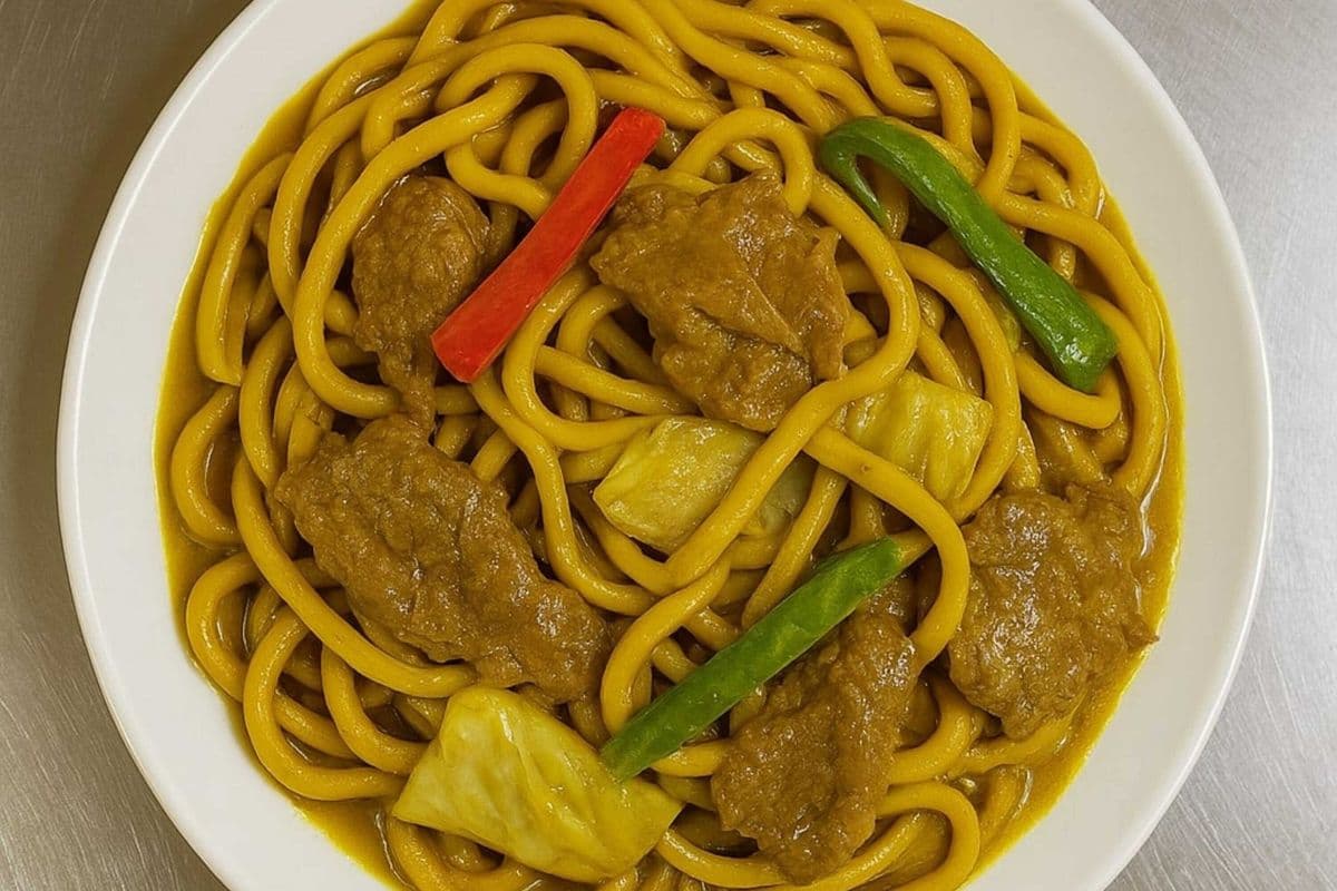 F9. Curry Chicken or Beef Chow Mein (Spicy) - 咖喱雞肉/牛肉炒麵(辣)