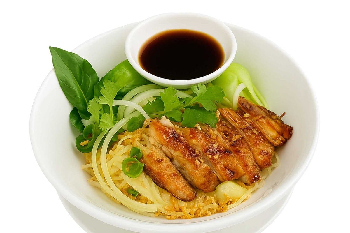 M04. Nouilles au Poulet grillé (Sec) | Grilled Chicken Dry Noodles | Mì gà nướng khô