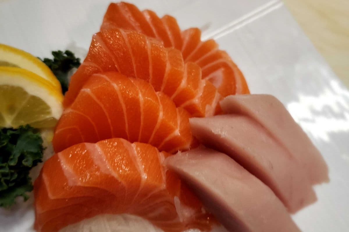 Tuna and Salmon Sashimi (7pcs)
