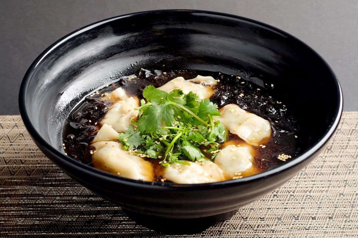 Pork & Chives Dumplings in Hot & Sour Soup 酸汤猪肉韭菜饺	(10)