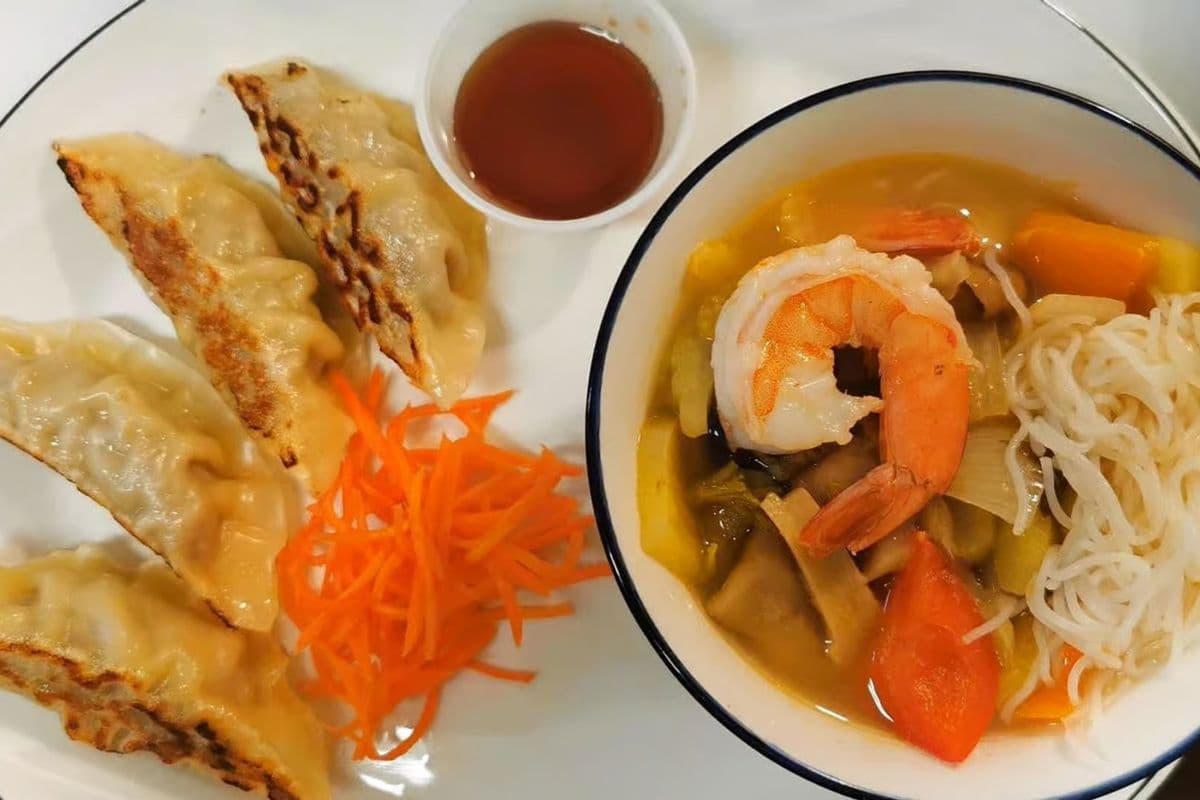 # 19 Combo Dumplings ( Poulet ou boeuf) Soupe wonton ou Tom Yum. Combo Dumplings (Chicken or Beef) + soup wonton or Tom Yum