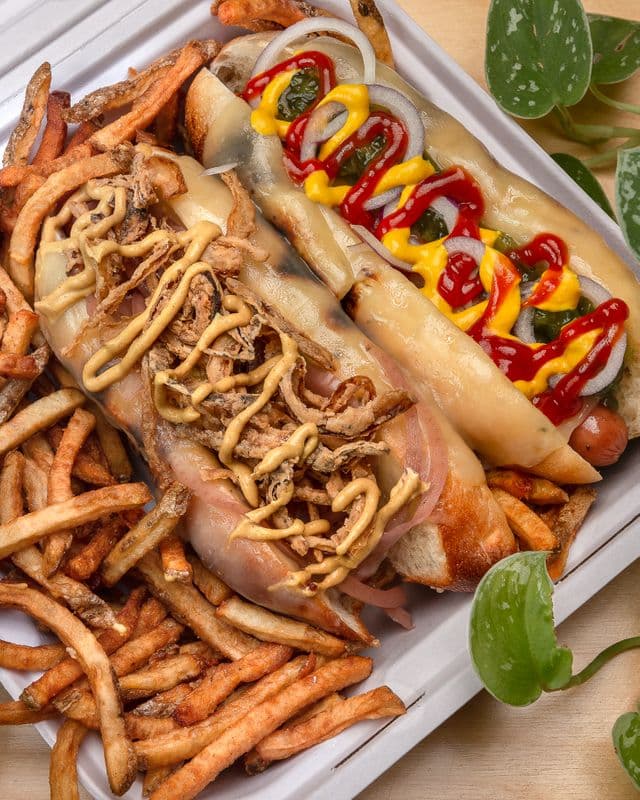 Hot dog le Compte Complet servi avec frites