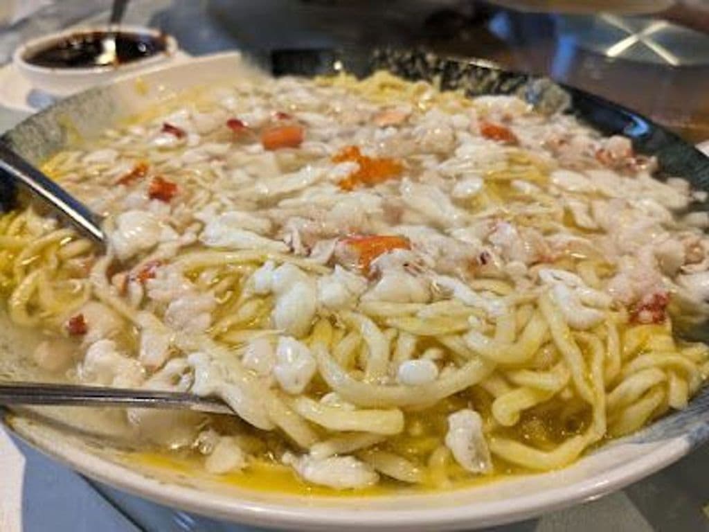 902 Lobster noodles 生拆龍蝦肉賽螃蟹金麵