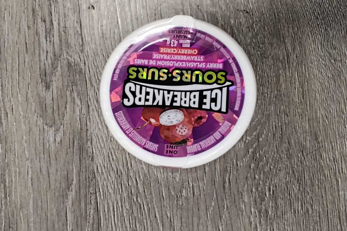 Ice breakers sours with berry spash, strawberry, cherry (43g)