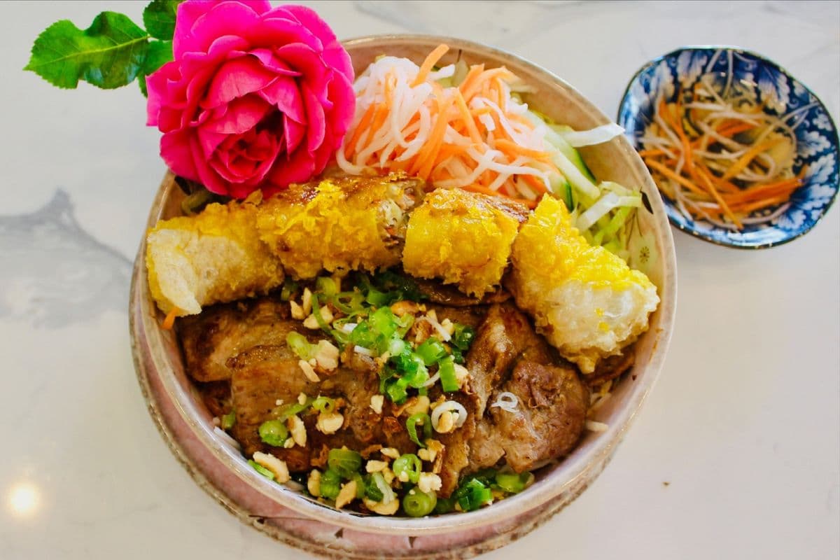 V2. Grilled Lemongrass Pork and Spring Roll with Vermicelli / 燒豬肉,春卷米粉 / 구운 돼지고기 & 스프링롤 비빔국수